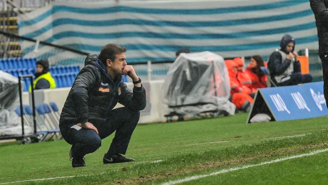 Gonzalo Arconada, con uno de sus gestos característicos, dirige un partido de la Real Sociedad femenina