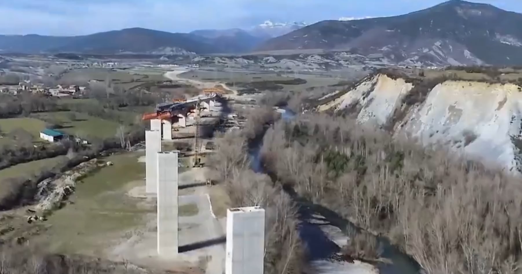 Se trabaja en el viaducto principal, sobre los ríos Gállego y Aurín, de casi 1 km de longitud