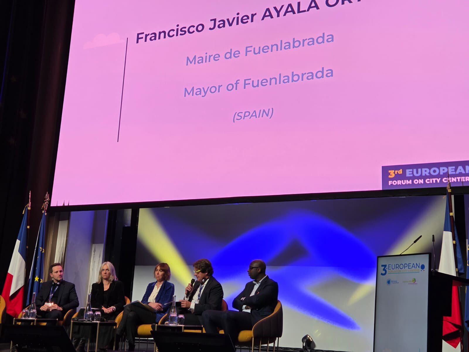 El alcalde de Fuenlabrada, Javier Ayala, (segundo por la derecha) durante su intervención en la III Conferencia Europea sobre Centros Urbanos en París.
