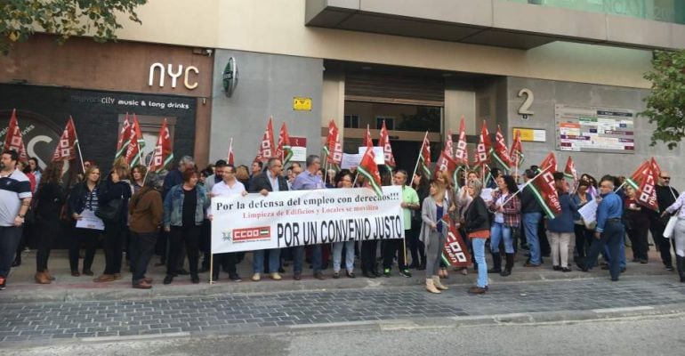 Miembros de Comisiones Obreras durante la última protesta de los trabajadores del sector de la limpieza.