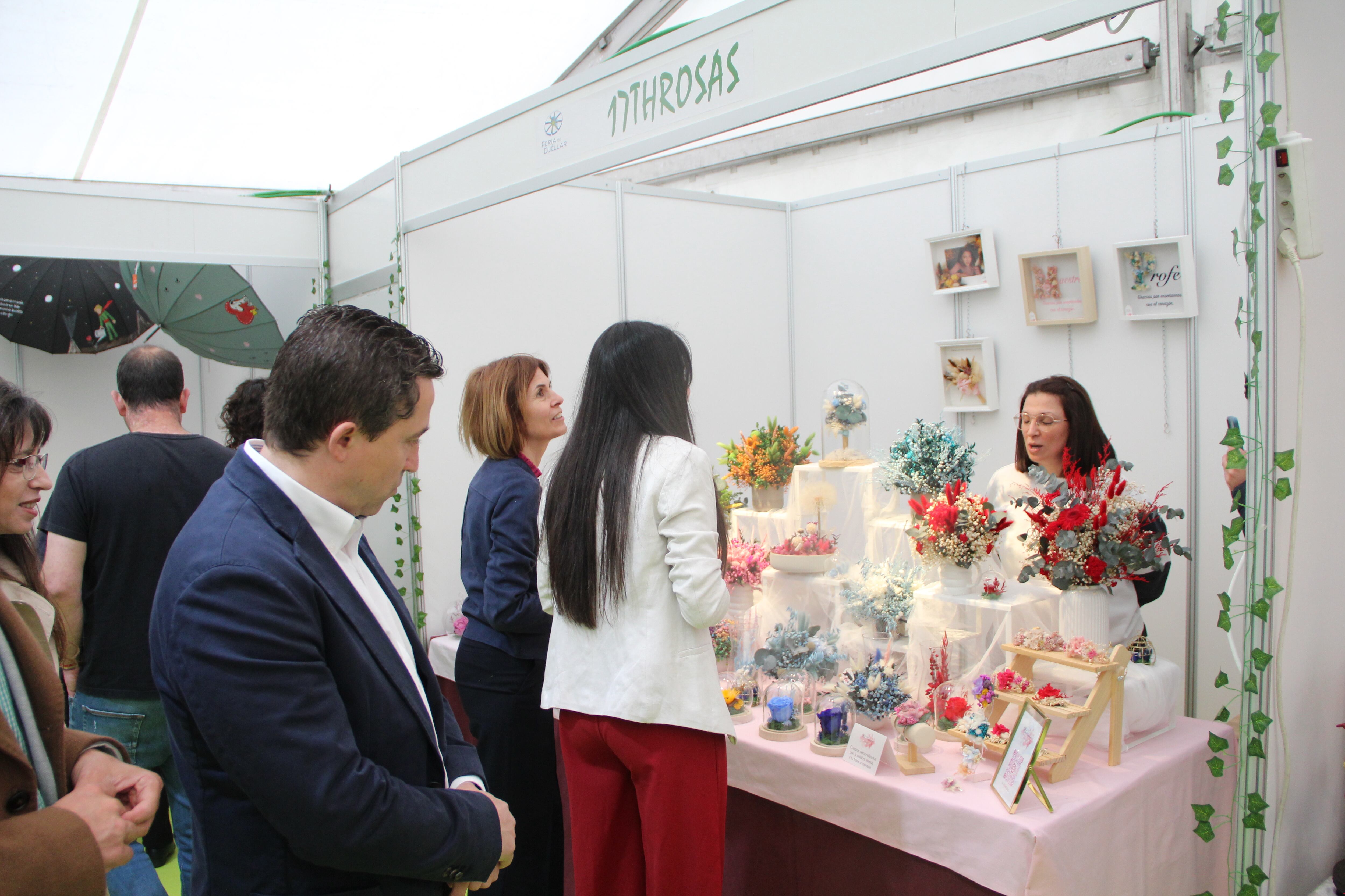 Jesús Salamanca, concejal del PP de Cuéllar, observa uno de los stands de artesanía en la Feria de Cuéllar 2025