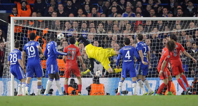 GWP-29- LONDRES (REINO UNIDO), 11/03/2015.- El jugador del PSG Thiago Silva (no en la foto) anota un gol ante el arquero del Chelsea Thibaut Courtois (C) hoy, miércoles 11 de marzo de 2015, durante el juego de vuelta de los octavos de final de la Liga de 