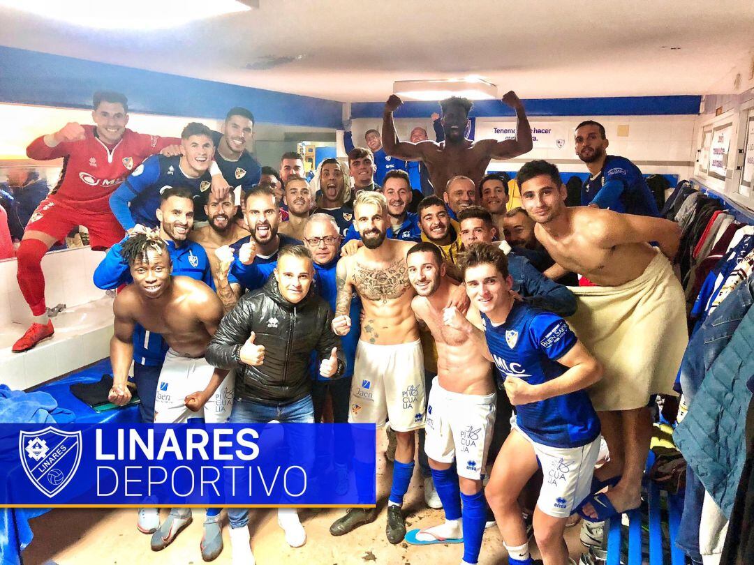 La plantilla azulilla celebra la última victoria de Liga ante el Loja