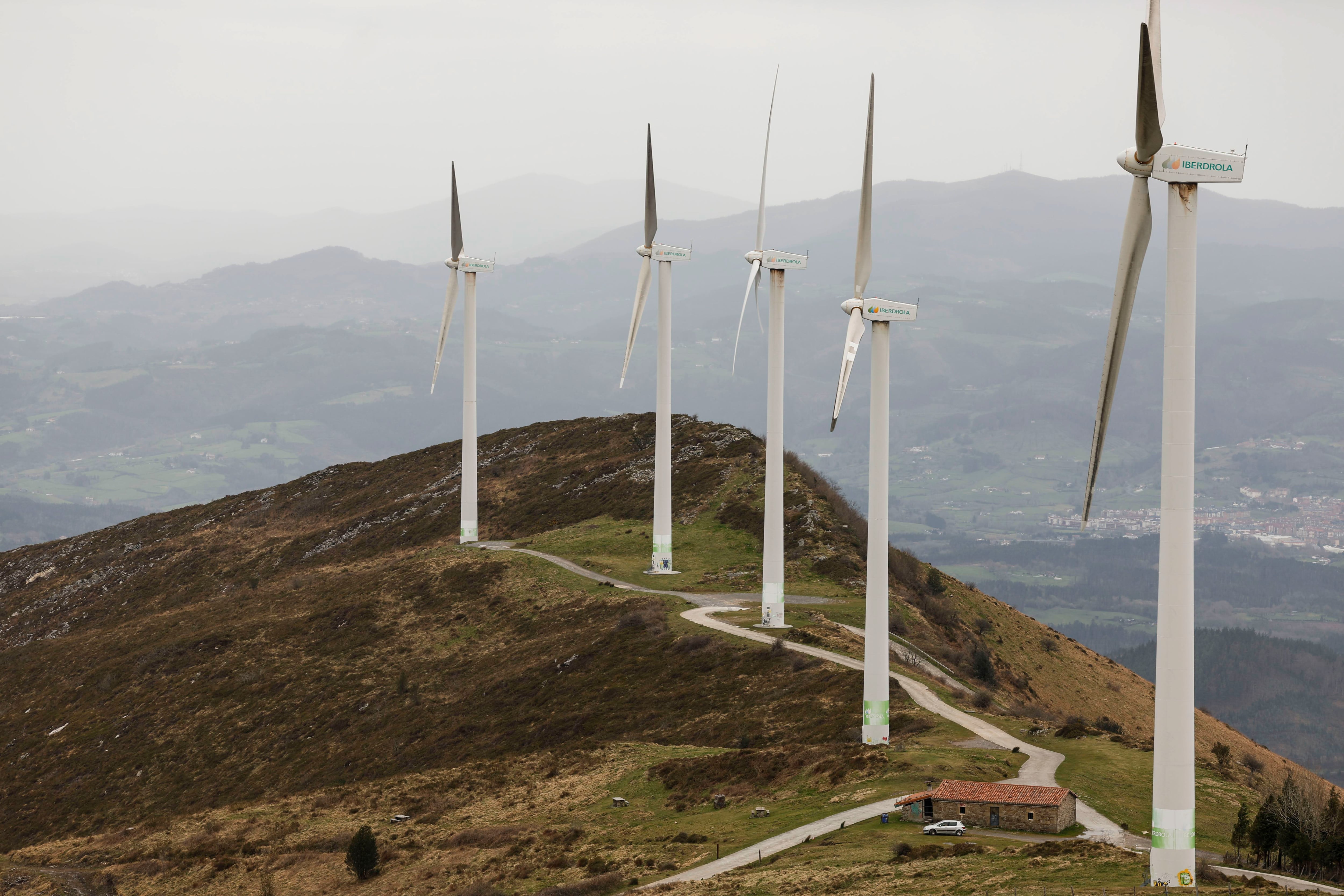 MARKINA (BIZKAIA), 04/03/2024.- Parque eólico del Monte Oiz (Bizkaia). La demanda eléctrica de España se redujo en febrero un 1,8 % en comparativa interanual, según ha informado este lunes Red Eléctrica, que destaca la aportación de la eólica, líder de generación por quinta ocasión consecutiva con una participación del 31,2 % del total del mes. EFE/Miguel Toña
