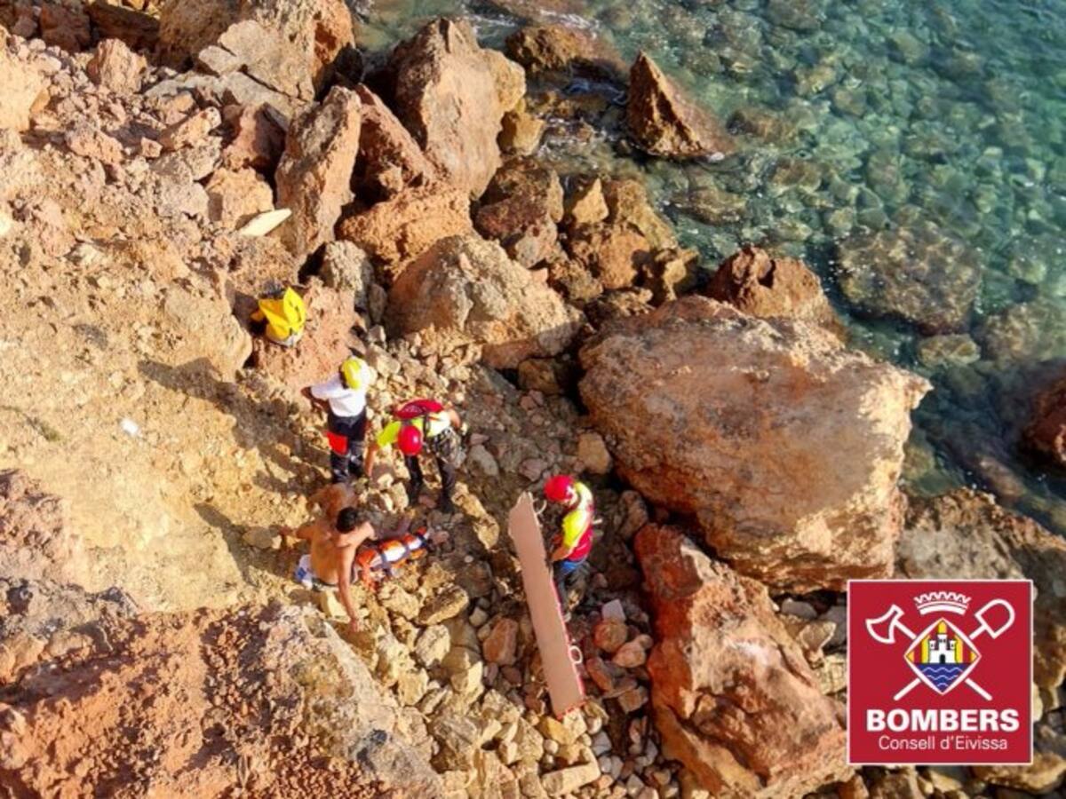 Un italiano de 25 años se precipita tras el desprendimiento de unas rocas en una Playa de Ibiza