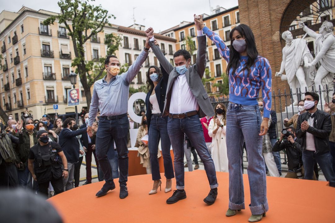 De izq. a der., el exvicepresidente de la Comunidad de Madrid, Ignacio Aguado, la presidenta de Ciudadanos, Inés Arrimadas, el candidato del partido a la Presidencia de la Comunidad de Madrid, Edmundo Bal, y la vicealcaldesa de Madrid, Begoña Villacís