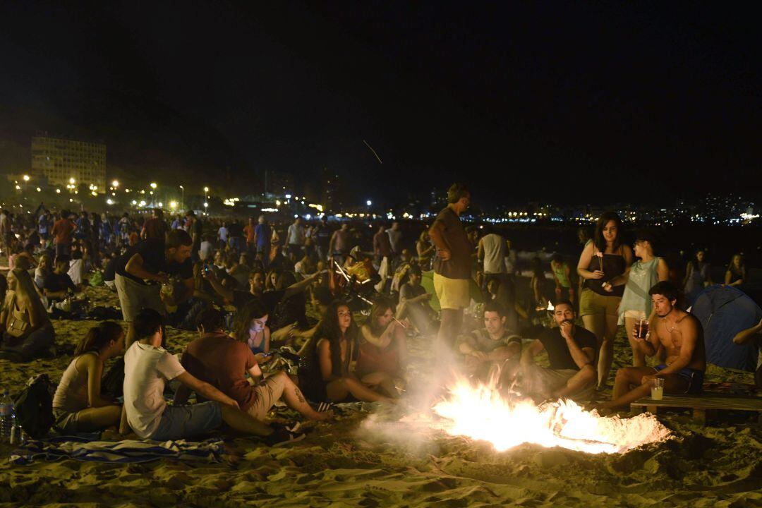 Fiesta de San Juan en una playa de Alicante durante celebración del año 2018.