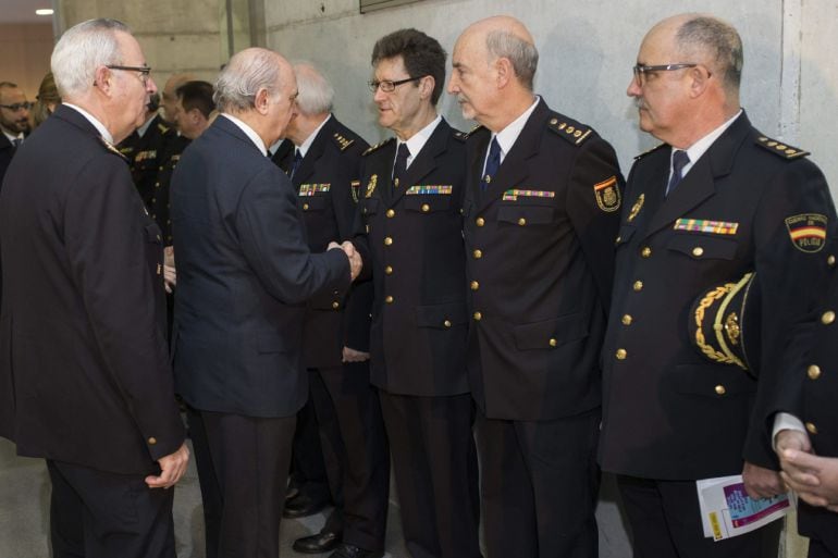 GRA048. BARCELONA, 09/02/2015.- El ministro del interior Jorge Fernández Díaz, saluda a mandos policiales, momentos antes de la presentación hoy en Barcelona de el plan contra la trata de seres humanos, que hasta ahora ha permitido a la policía nacional d