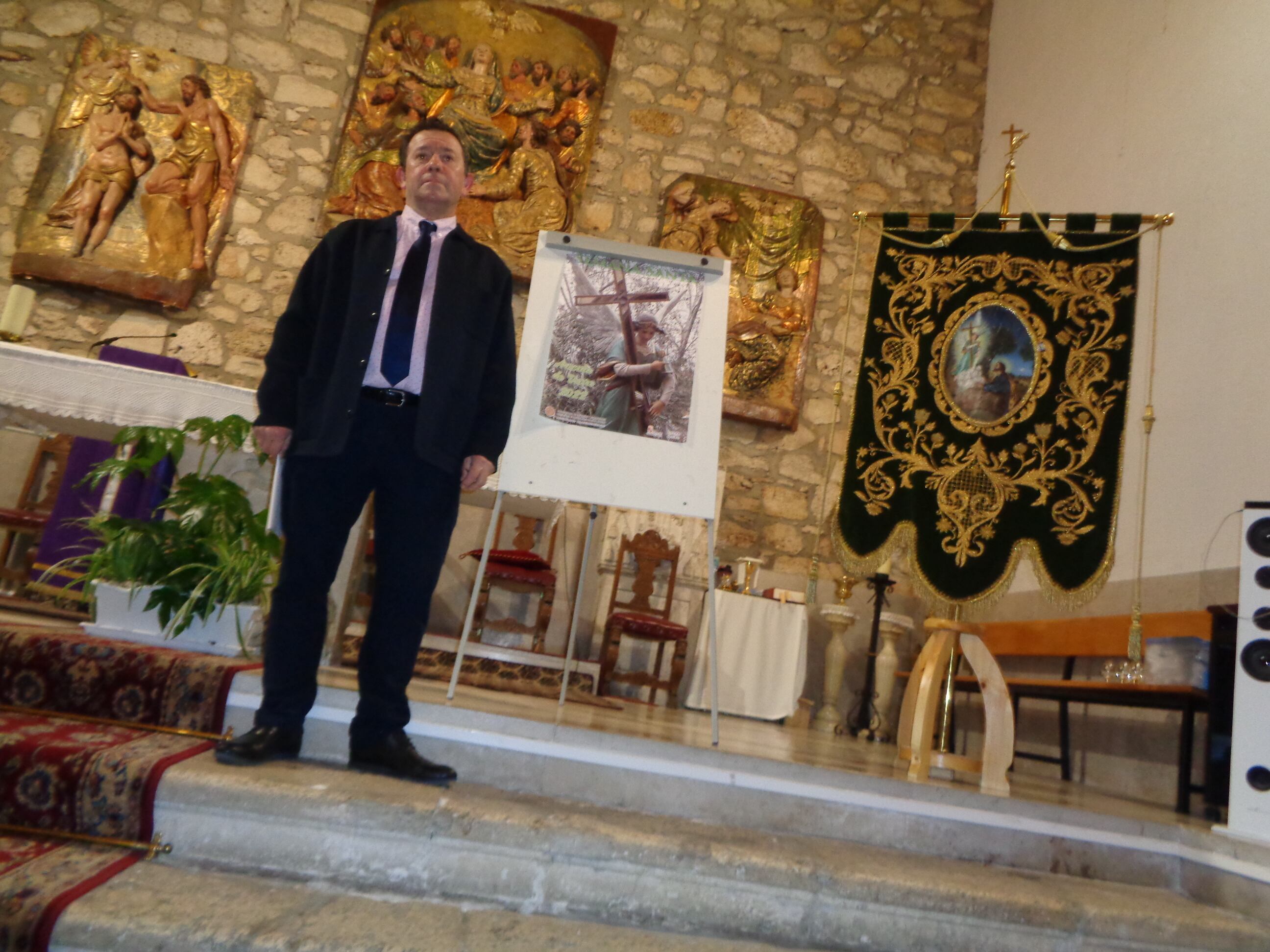 Valentín Casado posa junto al cartel