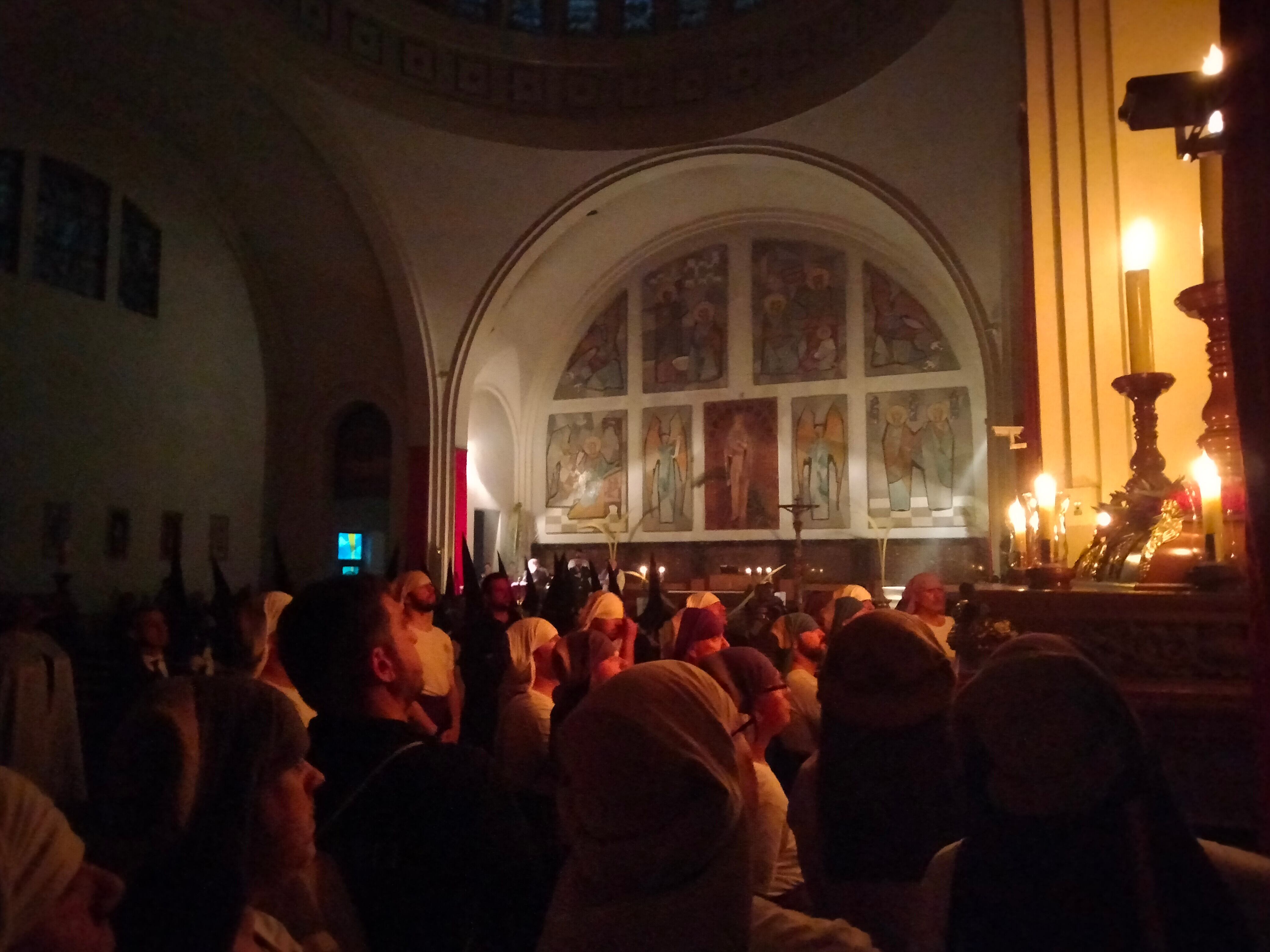 Los costaleros y cofrades dirigen su mirada a Jesús de Medinaceli antes del apresamiento