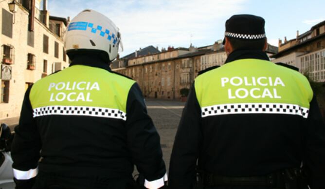 Dos agentes de la Policía Local