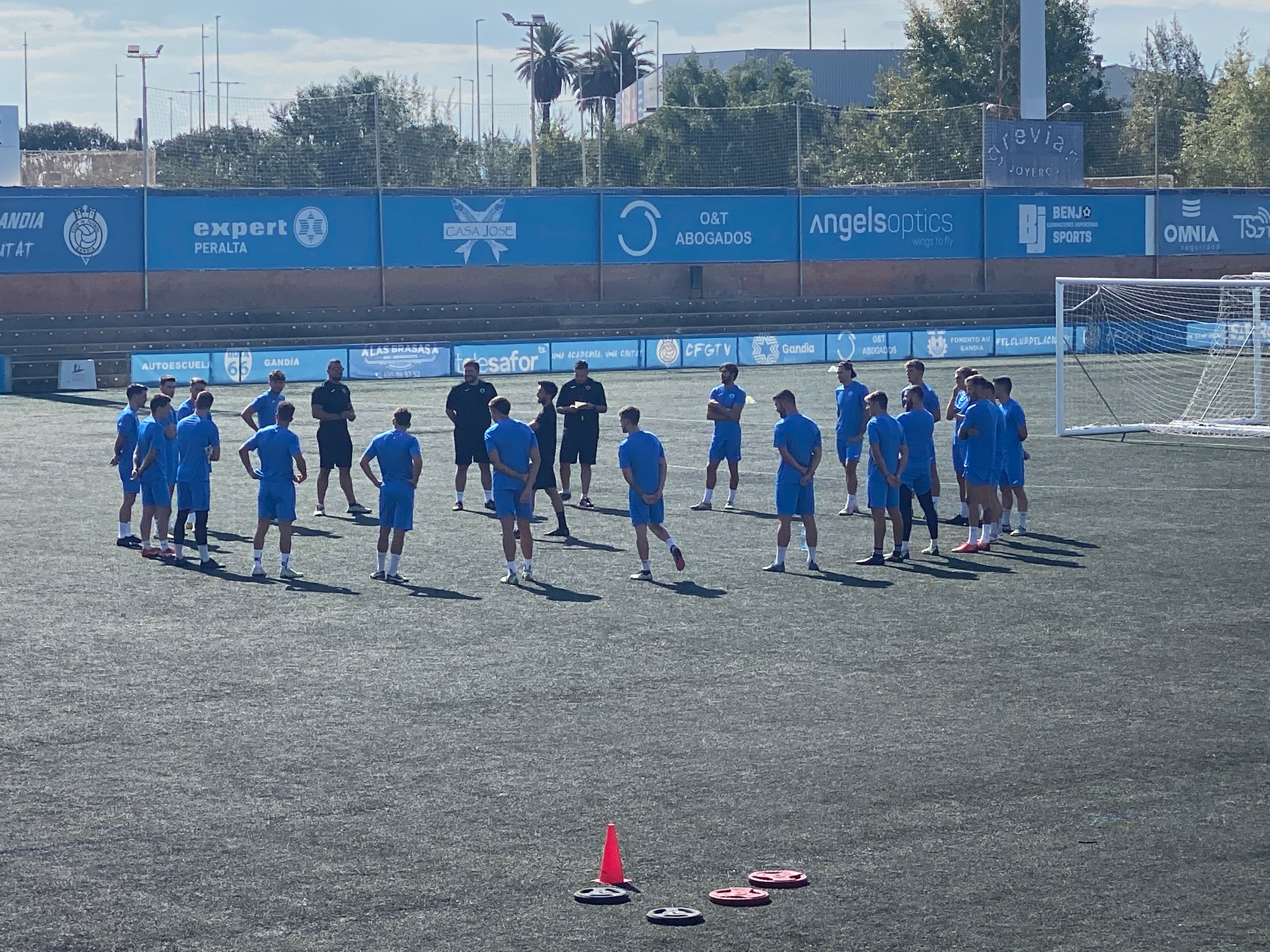 Charla del cuerpo técnico con lo jugadores