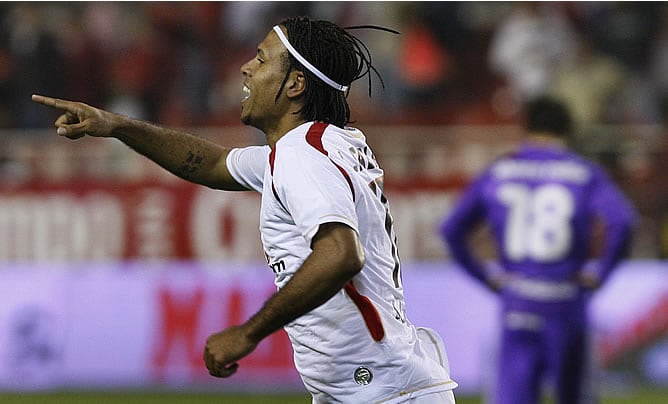 Luis Fabiano celebra un gol con el Sevilla