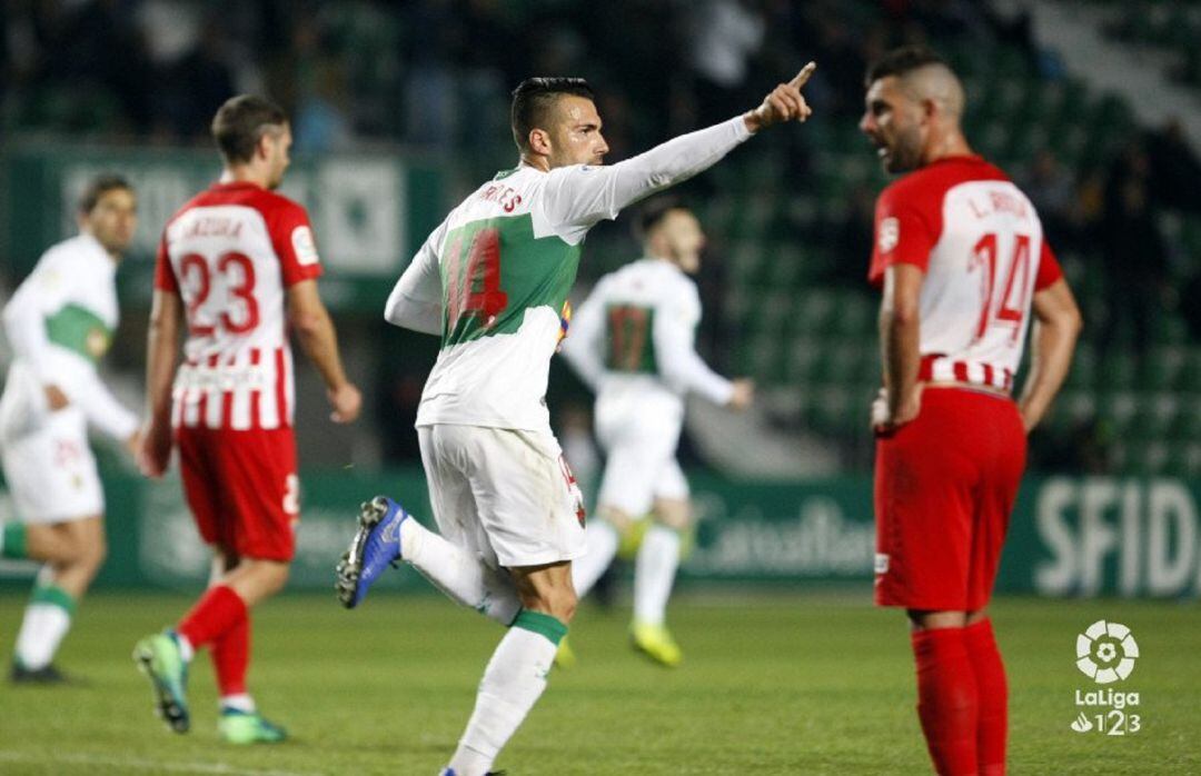 Xavi Torres dedica su gol de penalti anotado ante el Almería