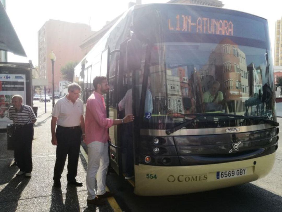 Un autobús de Comes en La Línea.