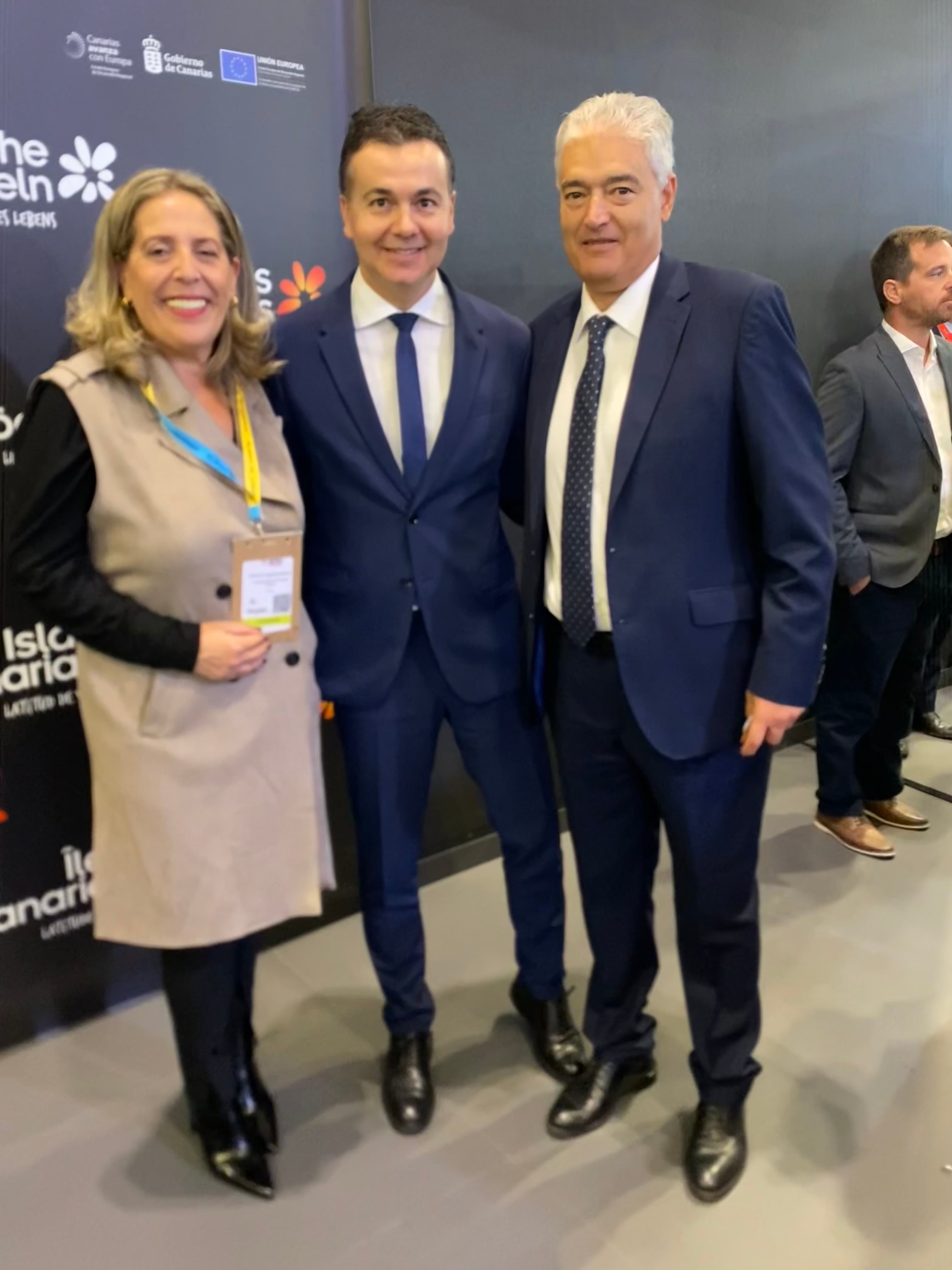 El alcalde de Tías, José Juan Cruz (a la derecha de la imagen) en la World Travel Market de Londres.