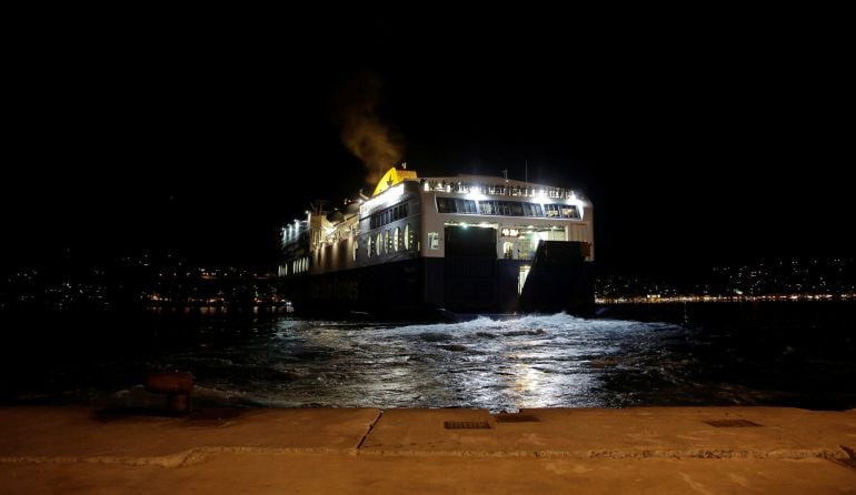 El ferry Blue Star 2, que transporta a unos 200 inmigrantes, parte hacia el Pireo desde el puerto de la isla griega de Samos