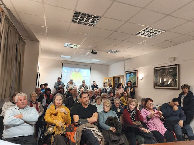 Vecinos y vecinas abarrotaron el salón de actos para asistir a la presentación del libro