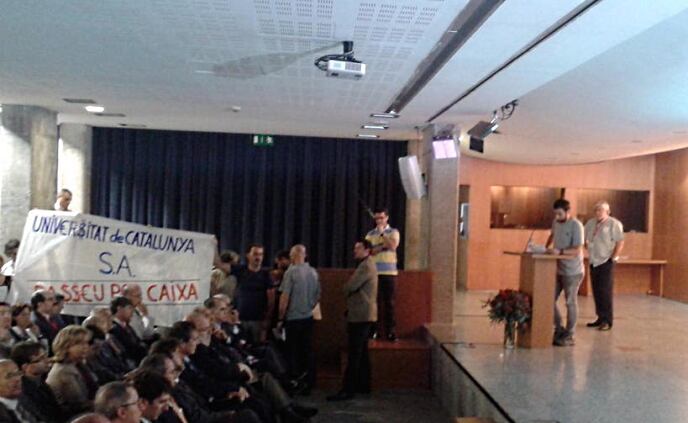 Un estudiante lee el manifiesto en la inauguración del curso de la Universidad Pompeu Fabra