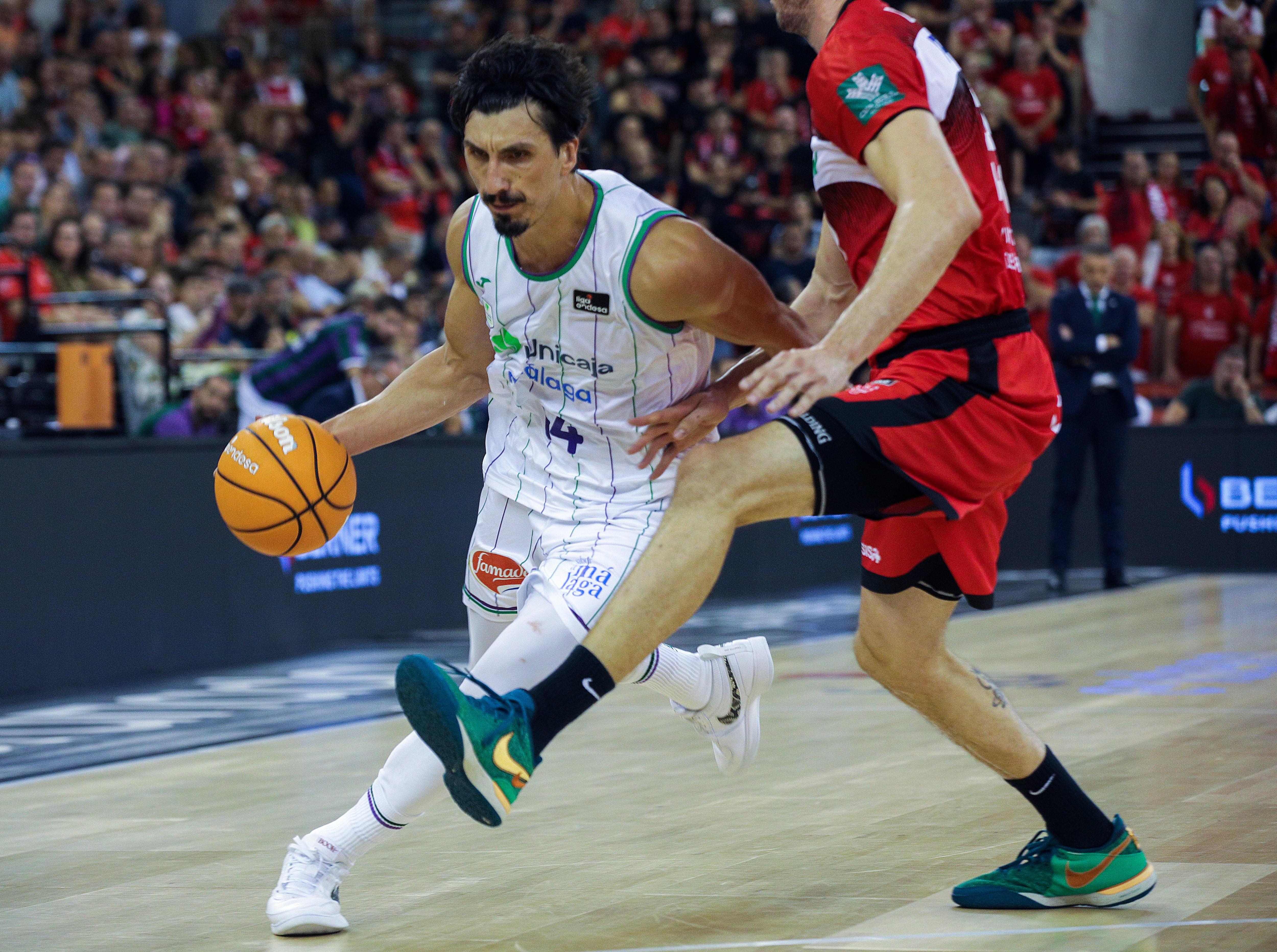 GRANADA, 06/10/2024.- Djedovic, del Unicaja Málaga, durante el partido de la segunda jornada de Liga ACB que Coviran Granada y Unicaja Málaga disputan este domingo en el Palacio de los Deportes de Granada. EFE/Pepe Torres
