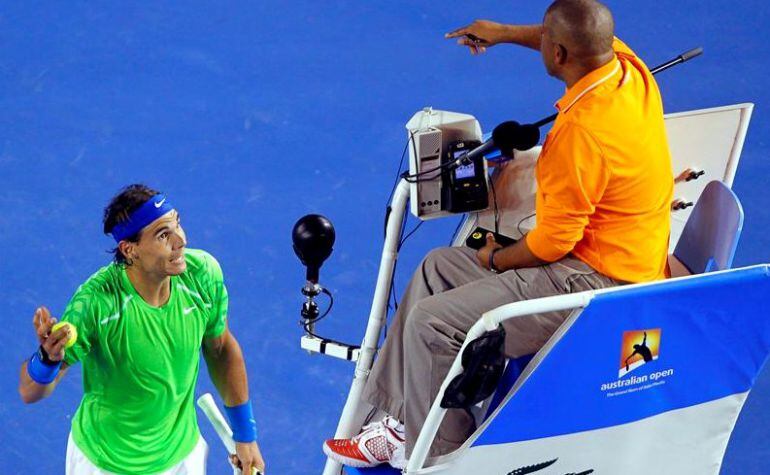 Nadal discute con Carlos Bernardes