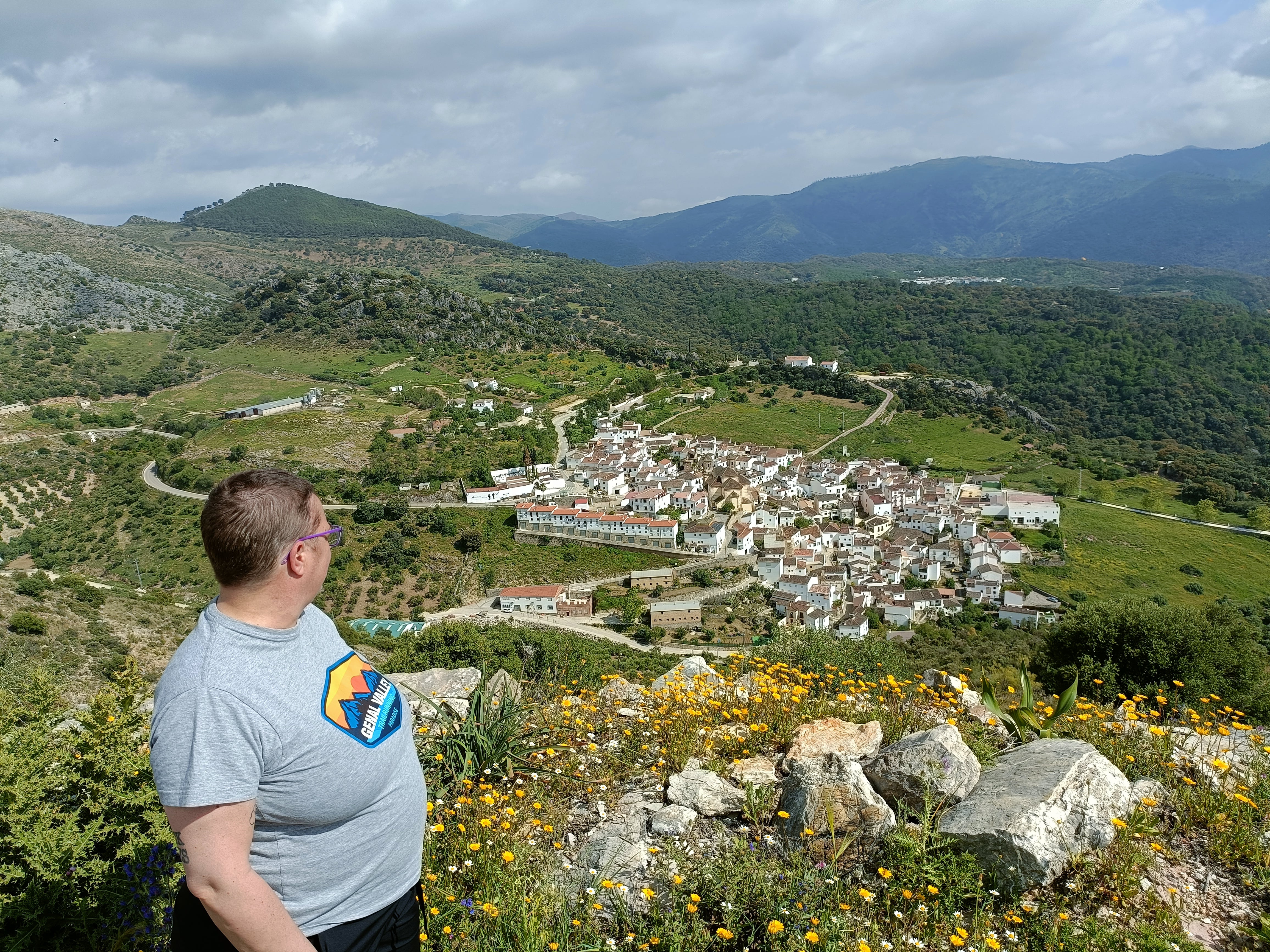 Raquel Mena, desde un cerro, observa su pueblo, Alpandeire