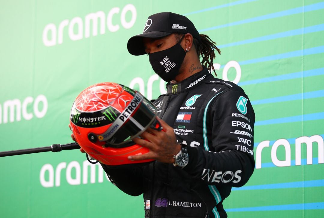 Hamilton celebra la victoria en Nurburgring con un casco rojo, en homenaje a Schumacher