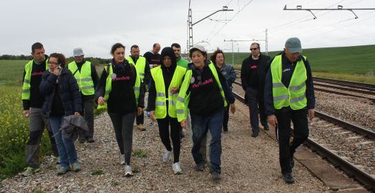 Sierra Luque encabezando la marcha de cargos públicos por el tren de cercanías