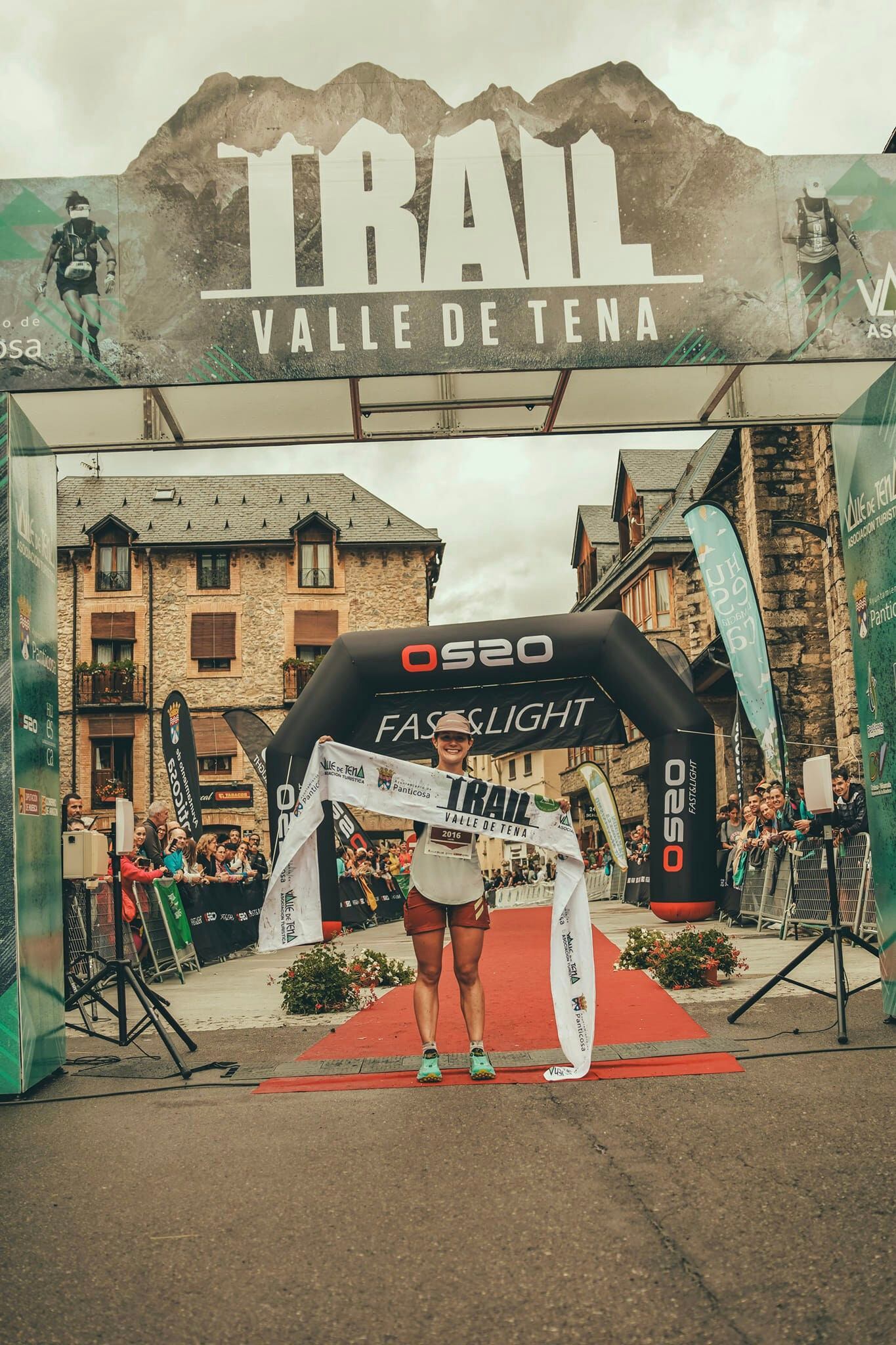 Leire Jaén cruzando la meta