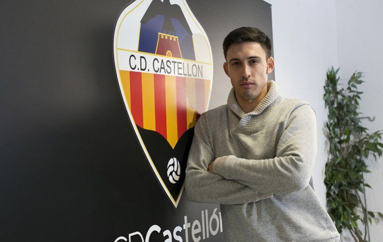 Arturo Navarro posa junto al escudo del CD Castellón