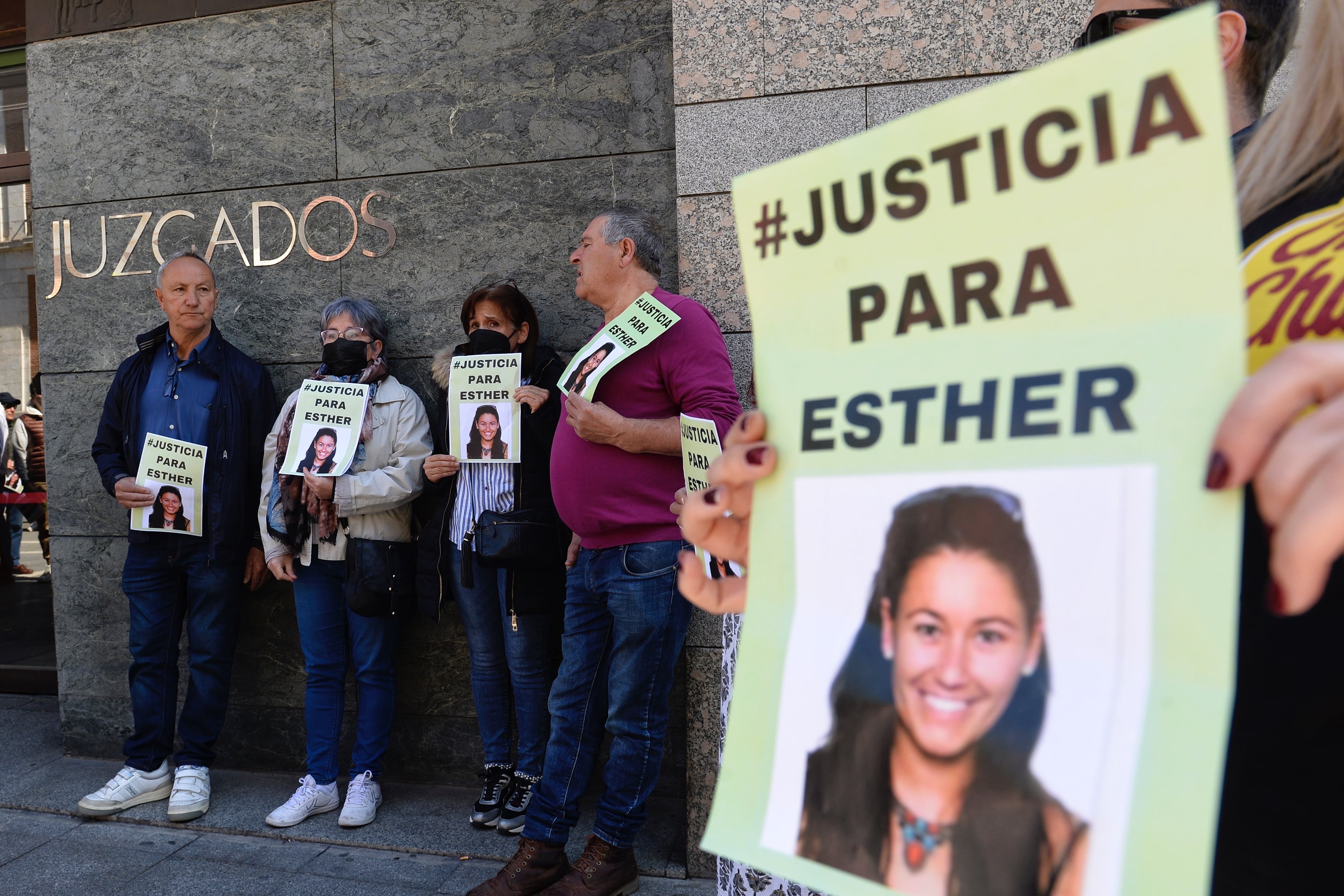 Imagen de archivo. Amigos y familiares de Esther López, de 35 años, hallada muerta el sábado 5 de febrero en una cuneta de Traspinedo (Valladolid), centrados a las puertas del Juzgado de Instrucción Número 5 de Valladolid donde declarará ante el juez Oscar S., uno de los tres investigados en relación con la desaparición y muerte de la joven. EFE/NACHO GALLEGO