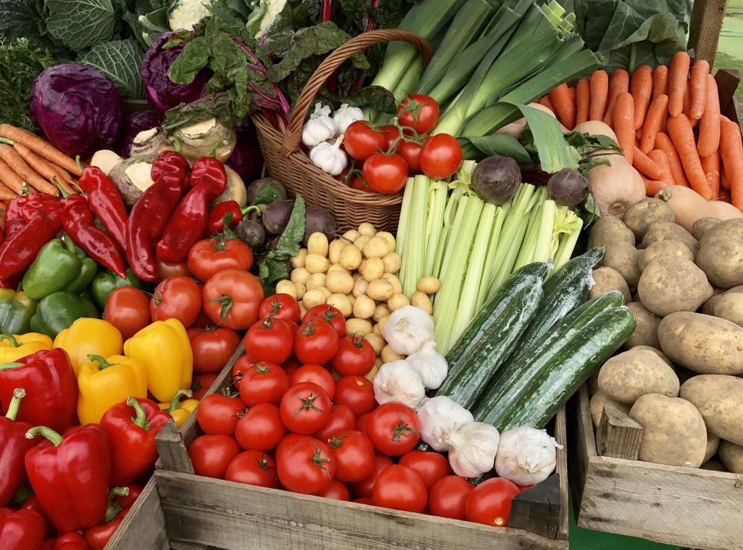 Frutas y verduras en un puesto callejero