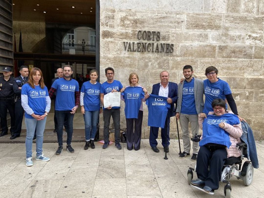 La Plataforma Defensa TEA ha cumplido un año de concentraciones frente al Palau de la Generalitat para reclamar más apoyo al colectivo