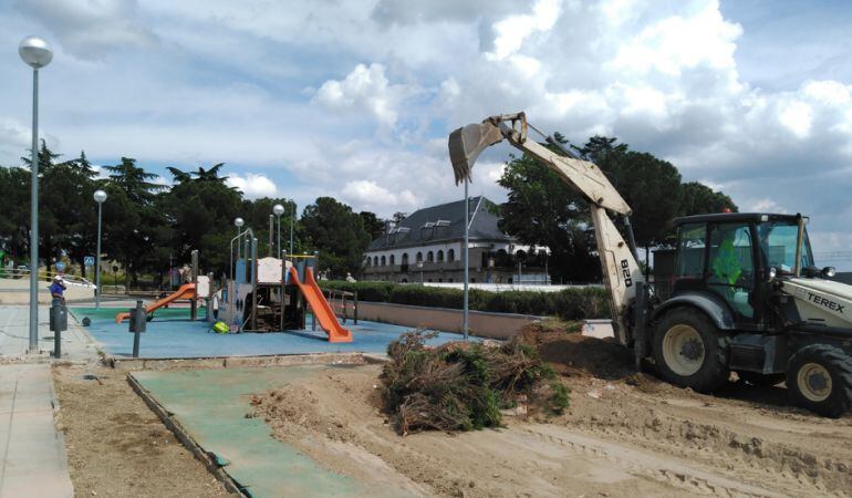 Ya han comenzado las bras de mejora en el área infantil de la Plaza de La Estación