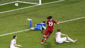 El jugador checo Petr Jiracek anota el 1-0 durante el partido República Checa-Polonia, del grupo A de la Eurocopa de fútbol 2012, en Breslavia, Polonia, hoy, sábado 16 de junio de 2012.