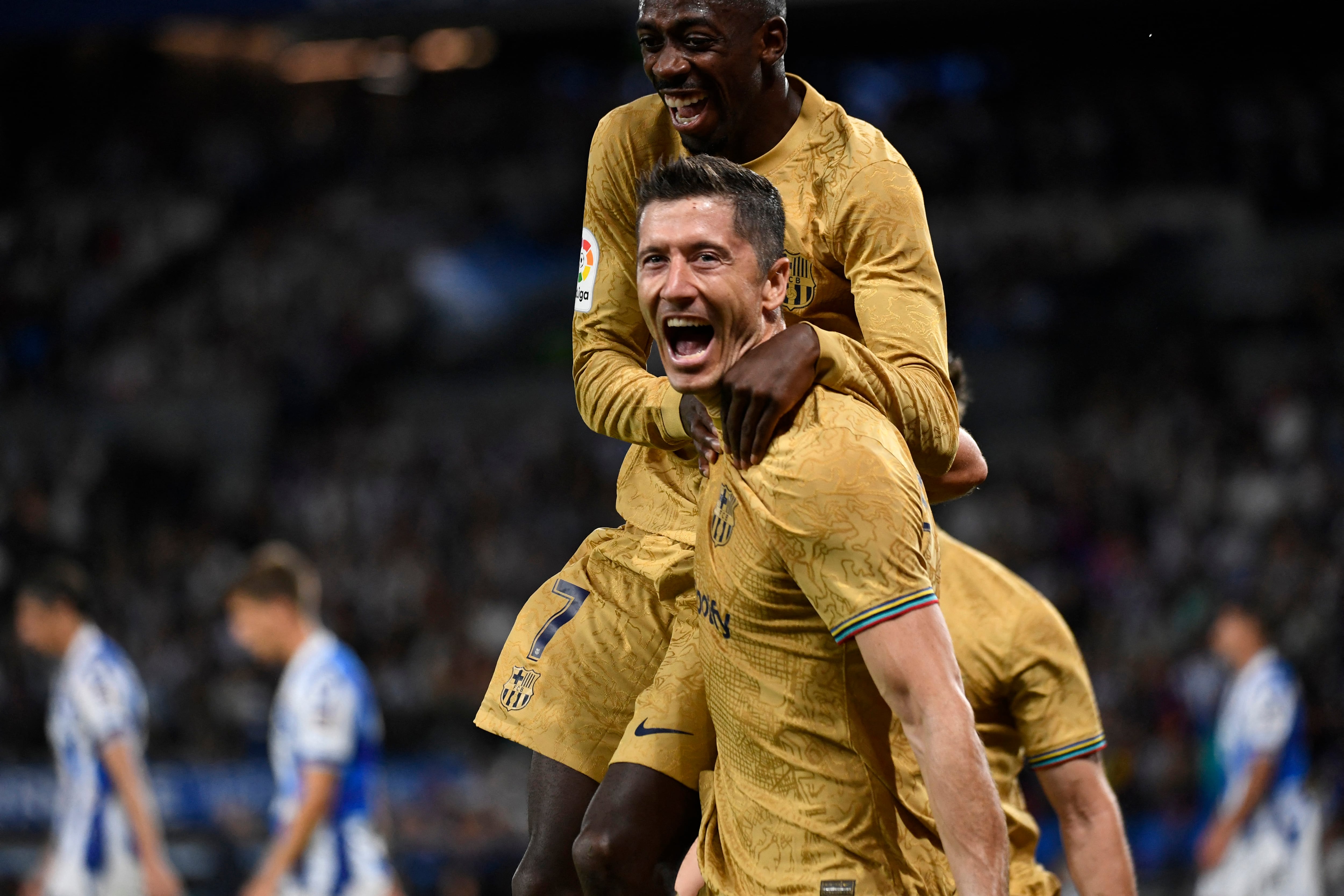 Lewandowski y Dembélé celebrando uno de los goles azulgranas en el Reale Arena