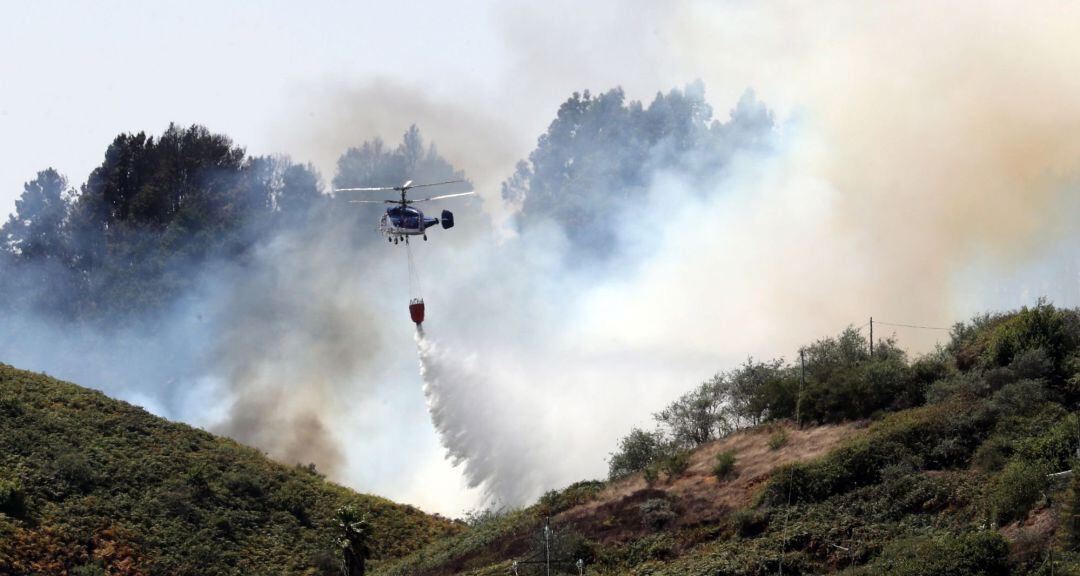 Helicóptero trabajando en las labores de extinción en el incendio de Gran Canaria