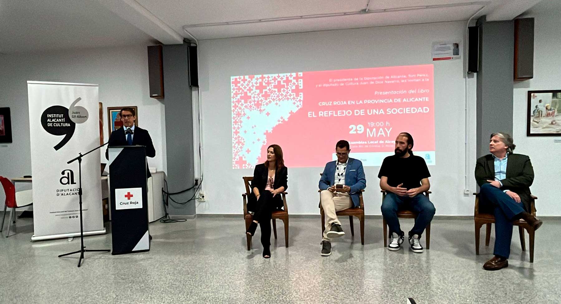 Un instante de la presentación del libro con la intervención del diputado provincial de Cultura, Juan de Dios Navarro