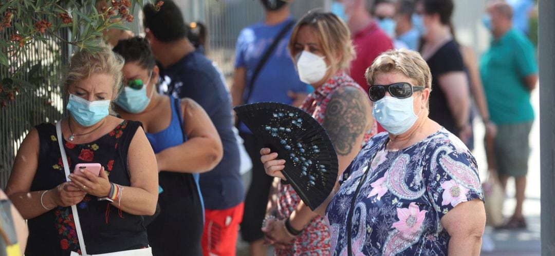 Varias personas esperan para hacerse una prueba en el dispositivo instalado por la Comunidad de Madrid en el Centro de Especialidades El Arroyo de Fuenlabrada para la realización de pruebas PCR en población de entre 15 y 49 años, para la detección precoz de COVID-19 en personas.