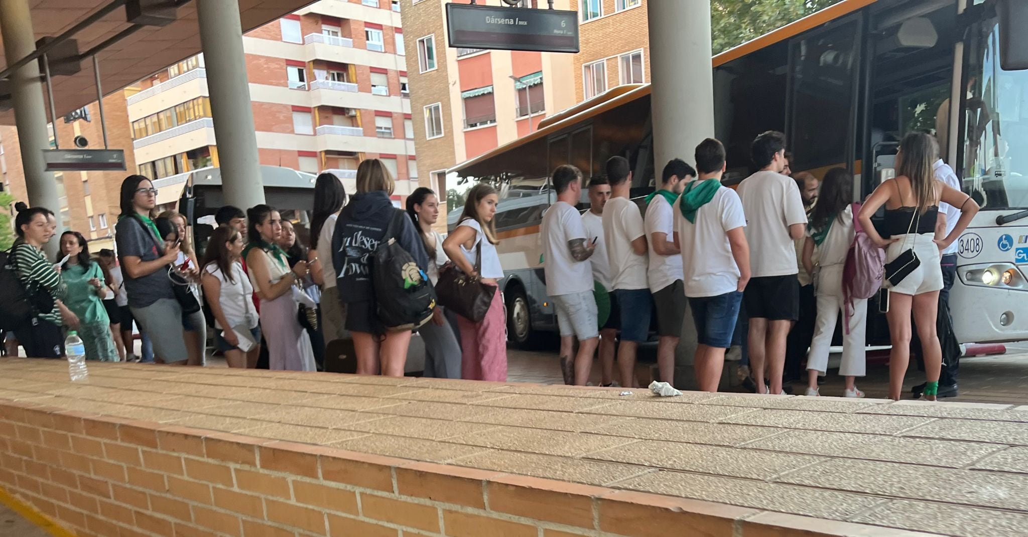 Jóvenes esperando a subir al autobús en la mañana de este domingo