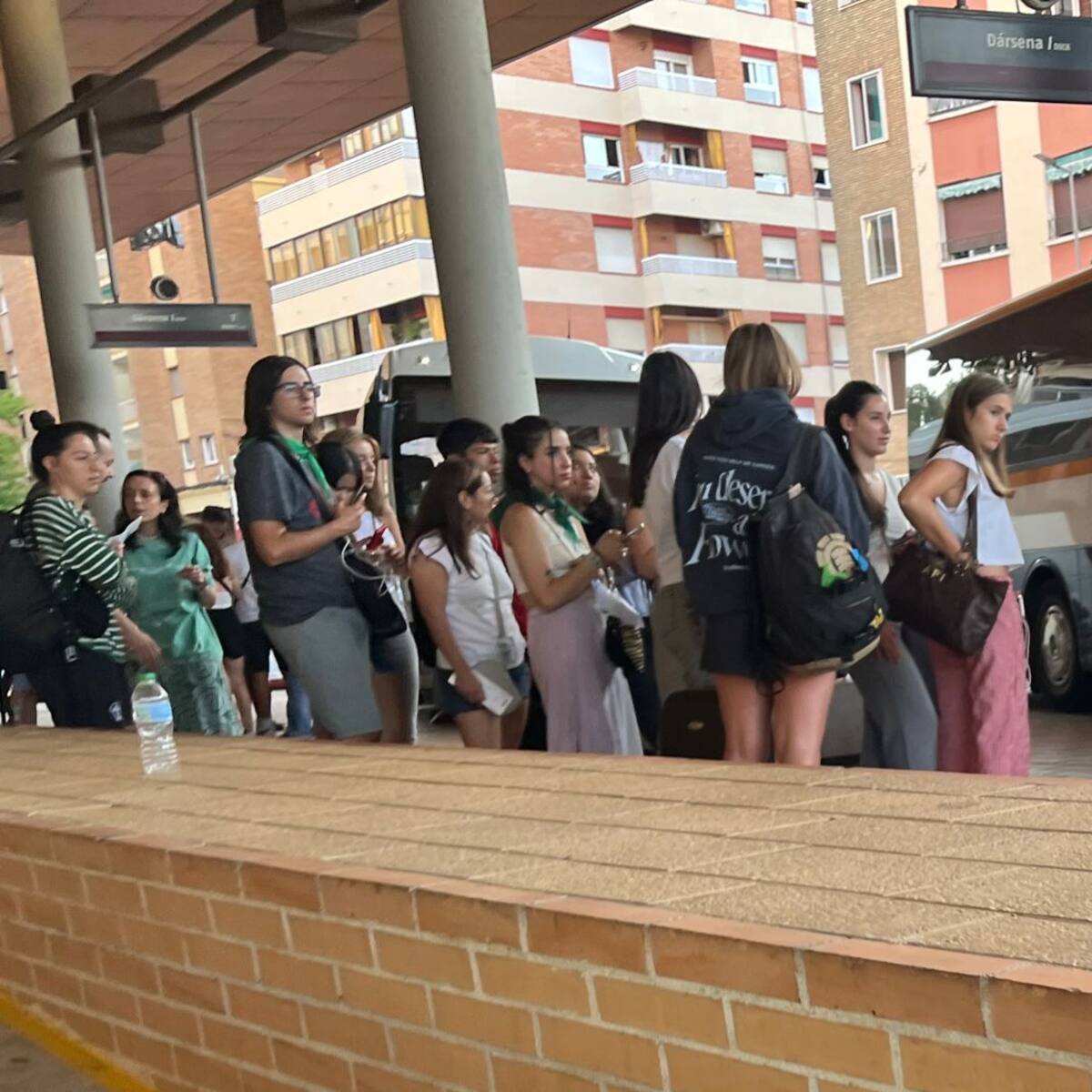 La estación intermodal se llena durante las primeras mañanas festivas