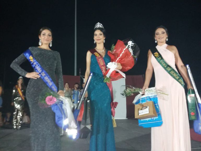 Las tres chicas ganadoras, tras la entrega de premios. María José Parra en el centro