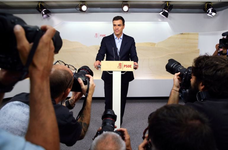 Pedro Sánchez comparece ante los medios en la sede de Ferraz.