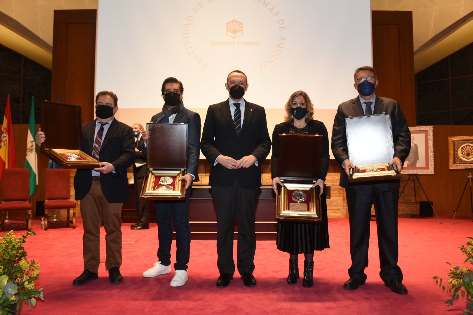 El rector, José Carlos Gómez Villamandos, junto a los reconocidos con los premios Tomás de Aquino.