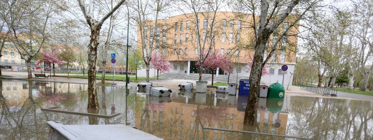 Balsa de agua en el paseo del Prado de la Magdalena después de una fuerte tormenta