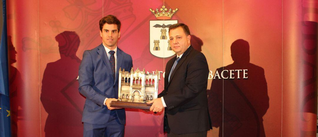 Rubén Pinar recibe el premio de manos del alcalde de Albacete, Manuel Serrano