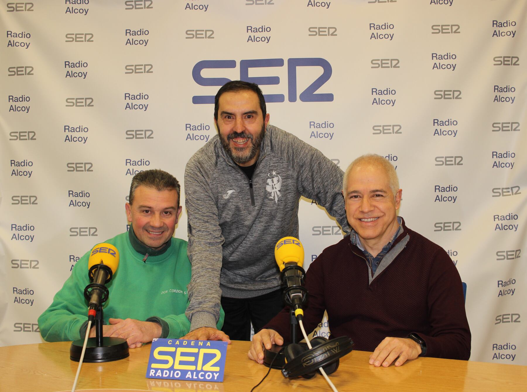 Kike Mira, Carlos Martínez y Kiko Nadal, en el estudio central de Radio Alcoy