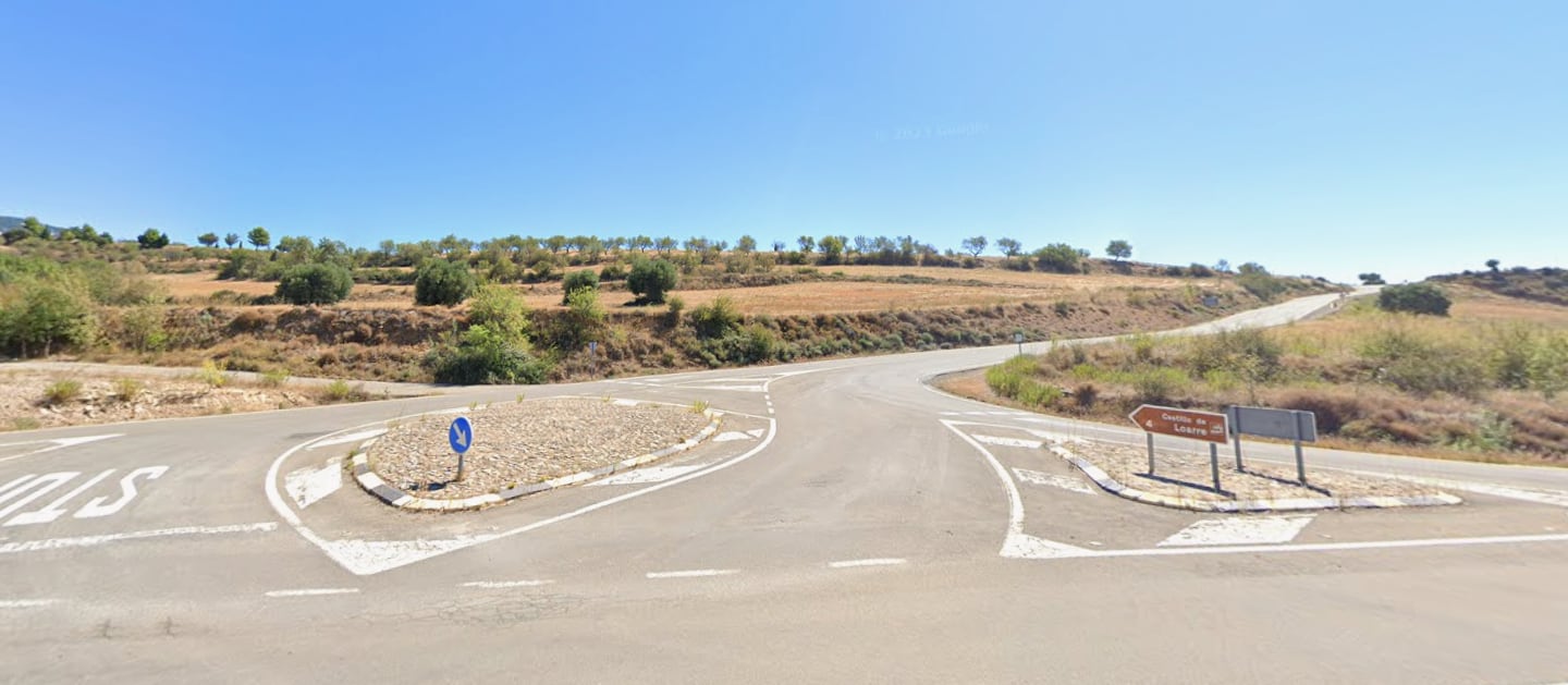 Carretera A-1206 que conecta con la carretera de subida al Castillo de Loarre