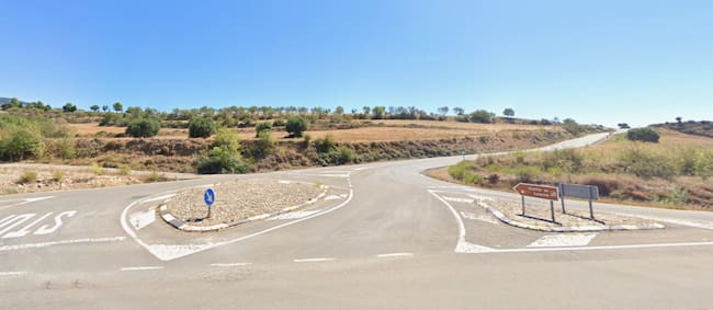 Carretera A-1206 que conecta con la carretera de subida al Castillo de Loarre