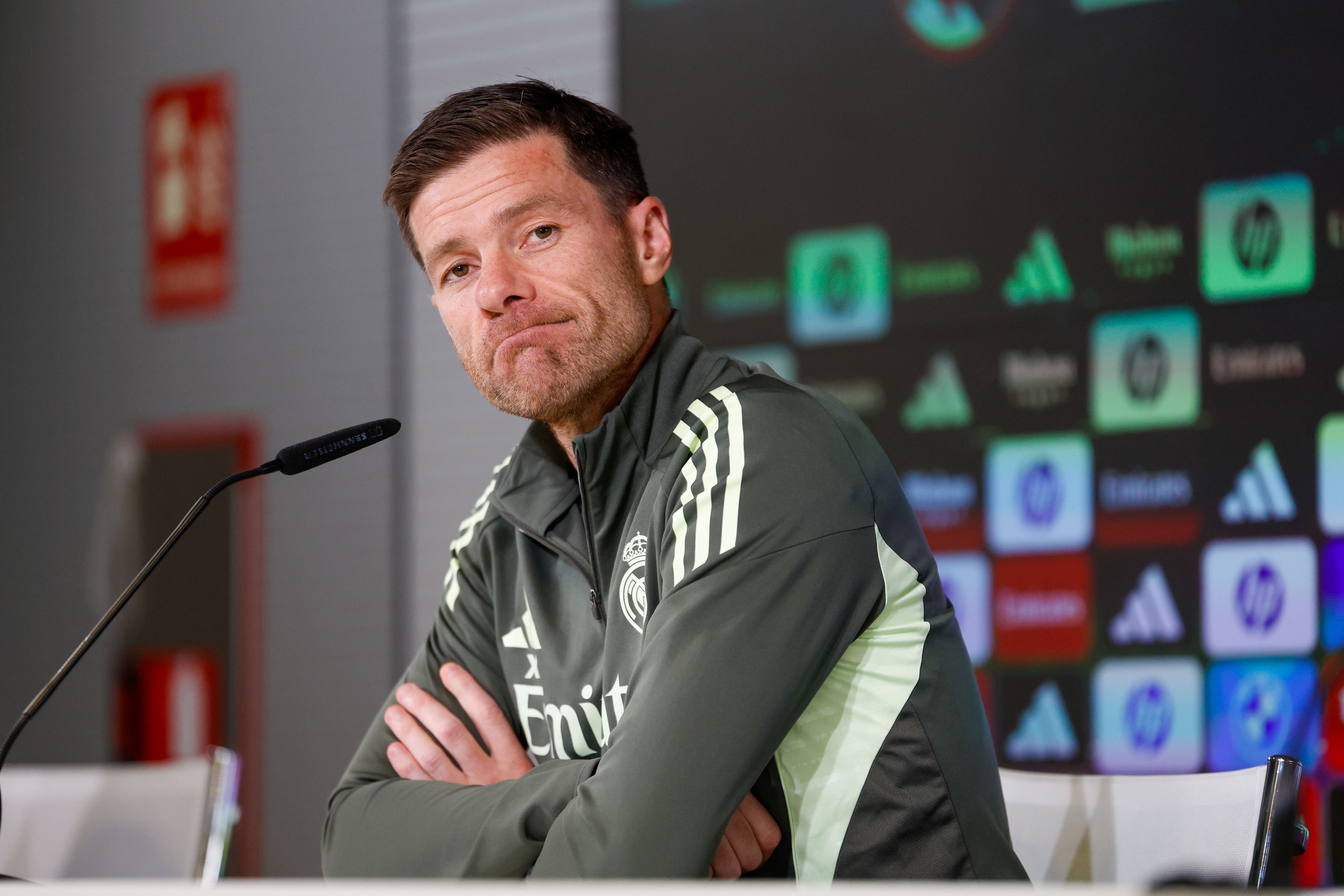 MADRID, 26/09/2025.- El entrenador del Real Madrid Xabi Alonso (d) durante la rueda de prensa posterior al entrenamiento realizado este viernes en la Ciudad Deportiva de Valdebebas, en la víspera del partido de Liga que el equipo disputa este sábado ante el Atlético de Madrid. EFE/Javier Lizón